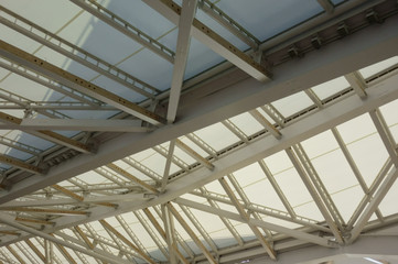 真新しい高輪ゲートウェイ駅の天井の梁模様