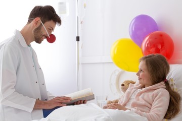 Hospital clown and a girl