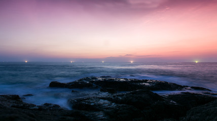 Obraz premium Sunset over the ocean with dramatic sky