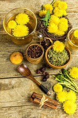 Herbal tea infusion of fresh dandelion leaf, with yellow blossoms. Medicinal plant dandelion (Taraxacum officinale). Traditional medicine. Medicinal herb.