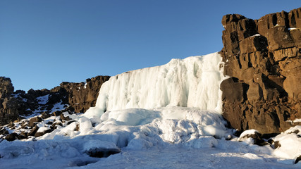 Fototapeta na wymiar Vereister Wasserfall im Winter