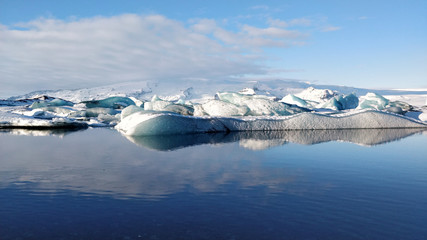 Fototapeta na wymiar Glacier Lagoon in Island Eisberge im Wasser
