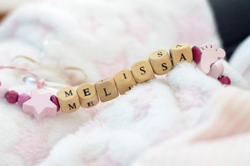 Cadena de chupete de un bebé con el nombre de Melissa en tonos rosas