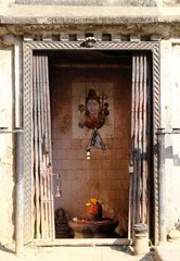 Obraz premium Little Hindu altar at the street in Bhaktapur, Kathmandu Valley, Nepal, Asia