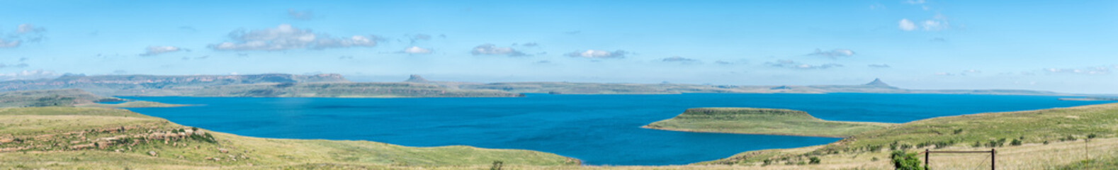Obraz premium Panoramic view of the Sterkfontein Dam in the Free State