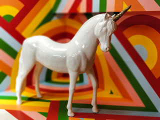 Einhorn mit buntem Hintergrund