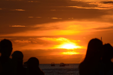 Ombre al tramonto sulla spiaggia di Tamarindo, Costa Rica