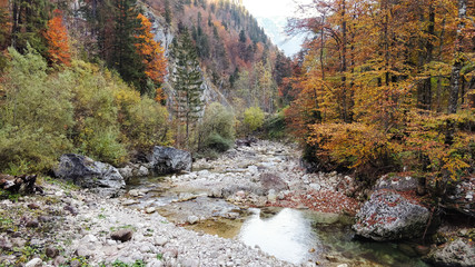 fast ausgetrocknetes Flussbett in Österreich im Herbst