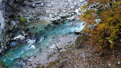 Blick auf einen wilden Bergbach