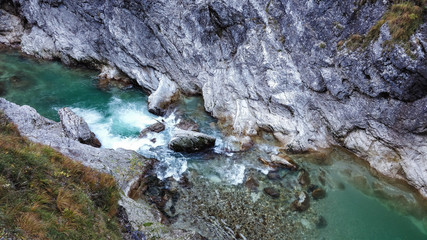 Blick auf einen wilden Bergbach