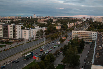 Obraz premium view from the roof to the evening streets of the city