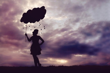 Mädchen mit persönlicher Regenwolke mit dramatischem Himmel im Hintergrund