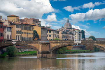 Río Arno a su paso por la ciudad de Florencia, Italia