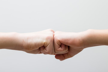 mani che fanno gesti