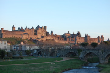 Vista lejana de la ciudad medieval de Carcassone al atardecer