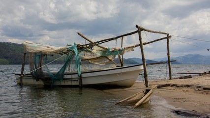 Fototapeta na wymiar Pesca tradicional asiatica con barcas y redes