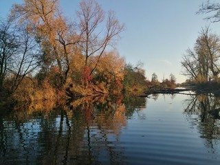 Fototapeta na wymiar Jesień nad jeziorem
