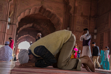 Señor rezando en una mezquita
