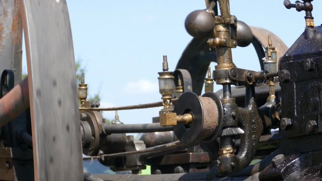 Detail einer Dampfmaschine in Bewegung