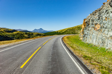 Landstraße durch Skandinavische Landschaft im sommer