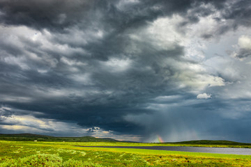 Regenwolken über dem Venabygdsfjell im Rondane Nationalpark in Norwegen