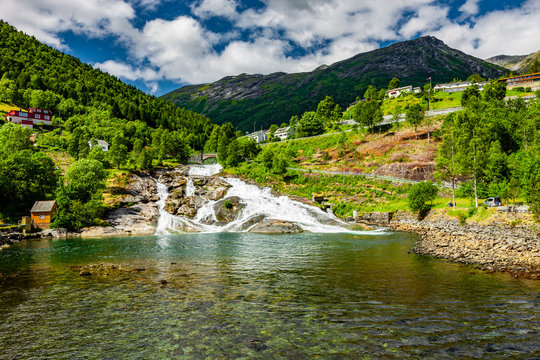 Hellesyltfossen Wasserfall bei Hellesylt in Norwegen