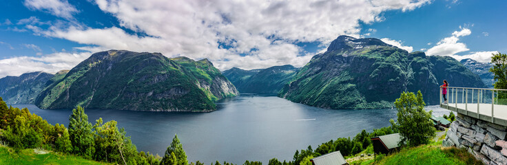 Blick auf den Geirangerfjord vom Aussichtspunkt bei Hellesylt