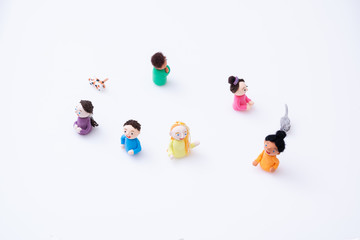 手作り紙粘土人形　集まった複数の友人と距離をおく様子