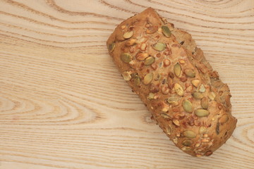 Kürbiskernbrötchen auf einem Holzbrett