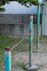 Fototapeta premium 古い三段の鉄棒