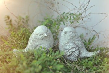 Pair of stone birds on the grass, sunlight, white birds, stone figurine, garden ornaments, decorative works, decorative decorations English garden arrangement