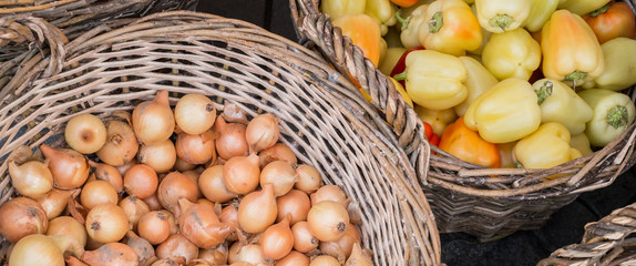 Obraz na płótnie Canvas vegetables in a wicker basket at market