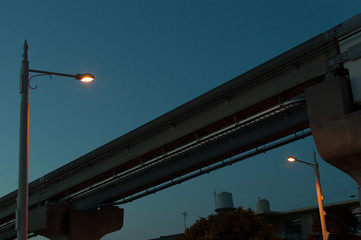 夕暮れのモノレールの軌道