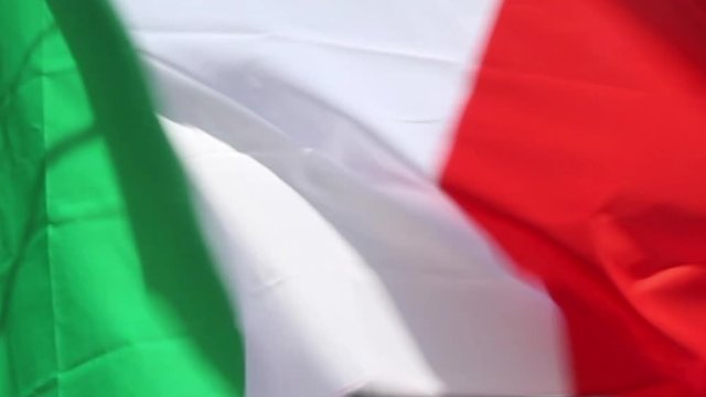 Bandiera italiana sventola al vento