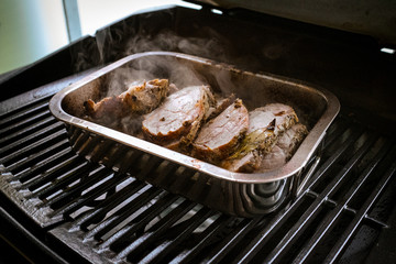 Schweinsbraten in Bratform