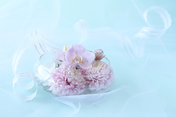 ピンクの胡蝶蘭とピンポンマムの花束