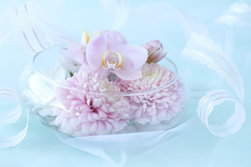 Fototapeta na wymiar ピンクの胡蝶蘭とピンポンマムの花束