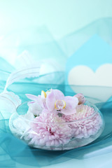 Fototapeta na wymiar ピンクの胡蝶蘭とピンポンマムの花束とラブレター