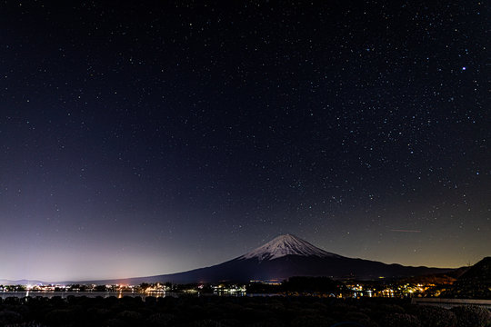 富士山と一面の星空