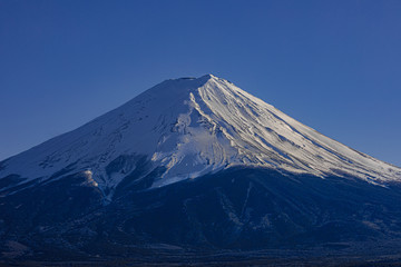 Fototapeta na wymiar 雪化粧をした富士山