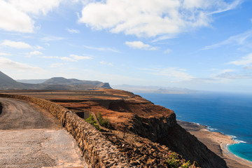Küstenstraße mit Ausblick auf Lanzarote