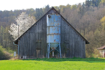 alte scheune mit einem alten silo