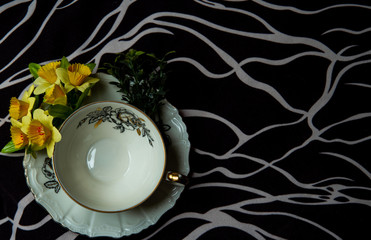 Kompozycja filiżanki z kwiatem .