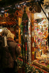 Fototapeta na wymiar A woman is buying at the Christmas market.