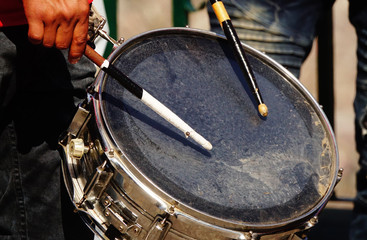 Fototapeta na wymiar Man playing drum