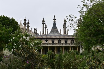 Fototapeta na wymiar Royal Pavilion in Brighton and its garden