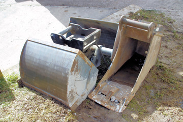 baggerschaufel und greifer auf einer baustelle