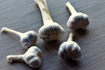 a few garlic heads are on the table