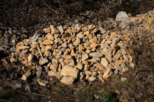 Steinhaufen in einer Hecke
