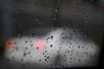 車の窓ガラスに着く水滴